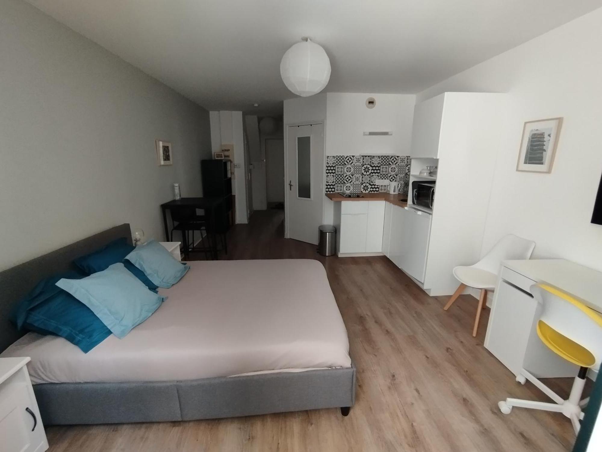 Sur Cour, Centre-ville Appartement *