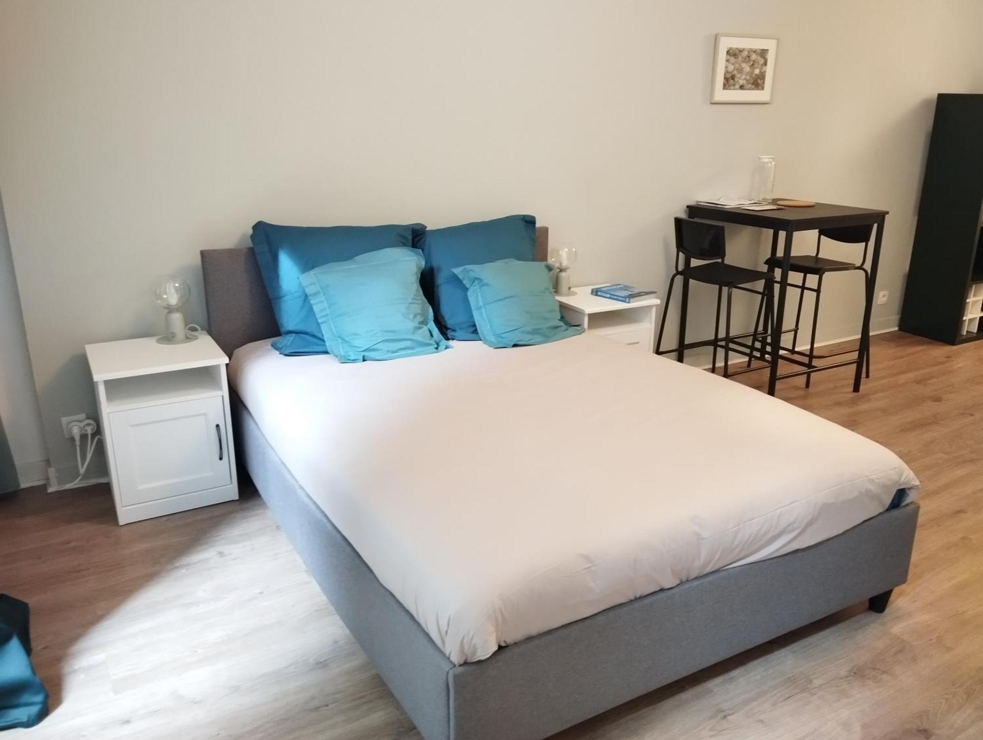 Sur Cour, Centre-ville Appartement *